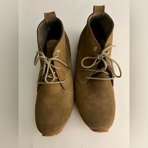 Eddie Bauer Women’s Suede Chukka Boots in Tan, Size 9.5